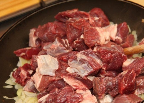 1. Этап. Говядина с овощами: И отправляем к луку на сковороду.