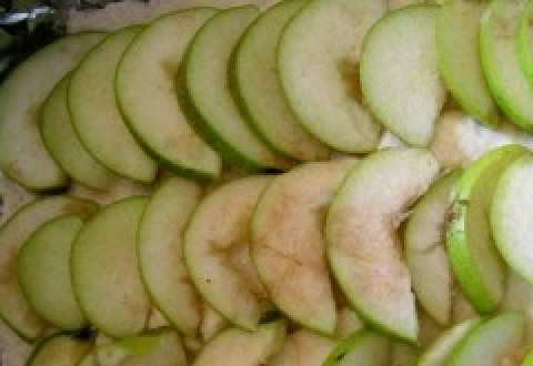 1. Этап. Пирог с творогом и грушей: На тесто выложить вымытые и нарезанные тонкими ломтиками груши, залить творожным кремом.