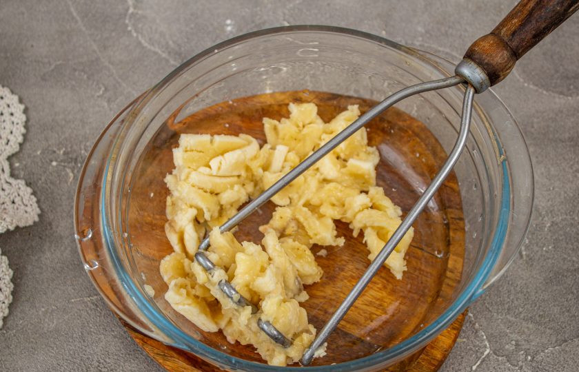 1. Этап. Шоколадно-банановый пирог Брауни: Бананы очистите от кожуры, мякоть разомните толкушкой для пюре или другим удобным для вас способом.