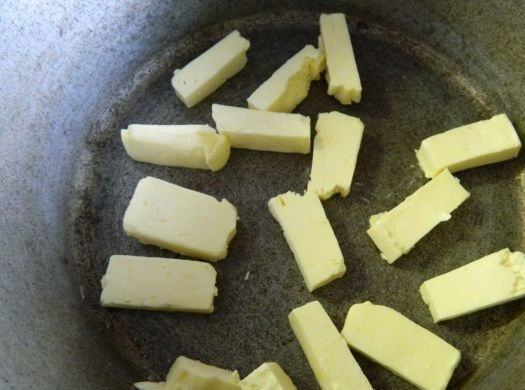 1. Этап. Паштет из говяжей печени с морковью и луком: 2. Вторую часть масла нарезаем небольшими кусочками и отправляем в сковороду.