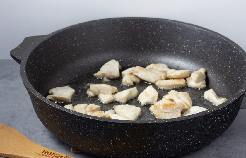 1. Этап. Теплый салат со стручковой фасолью и курицей: На растительном масле обжарьте кусочки куриного филе до готовности. Немного посолите. Уберите курицу со сковороды.