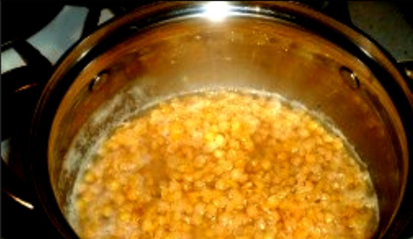 1. Этап. Чечевичный суп в хлебе: 2. Поставьте варить чечевицу на 10-15 минут в той же воде.