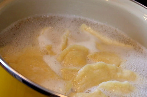 1. Этап. Вареники со шпинатом: Нагреваем в кастрюле воду. В кипящую воду забрасываем вареники. Они должны всплыть и прокипеть минут 5-7. Смотрите, чтобы они не разварились. Осторожно помешайте, чтобы убедиться, что вареники не пристали ко дну кастрюли.