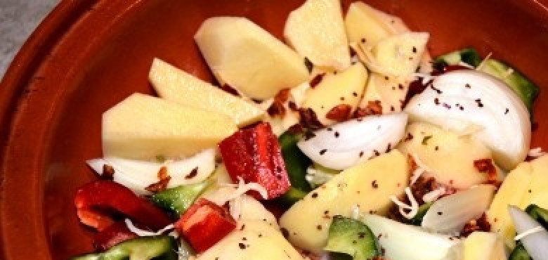 1. Этап. Говядина на косточке: Присыпаем солью и специями по вкусу, перемешиваем.