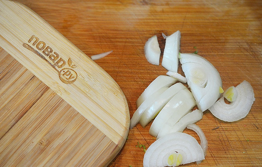 1. Этап. Фриттата с брокколи и сладким перцем: 4. Лук нарежьте полукольцами.