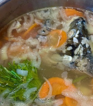 1. Этап. Уха …, суп рыбный по-ростовски: Соотношение воды и рыбной составляющей. На 1 кг рыбного воды надо взять 1,2 … максимум 1,5 литра. На сильном нагреве довести до кипения. Не солить! Наука утверждает, что соль приведет к омылению (?) жиров, что повлияет на вкус в сторону ухудшения. Как закипит, снять пену. Тщательно. И убавить нагрев до минимума. Как только пена перестает выделяться, добавил в бульон все приготовленное овощное. Любой бульон: мясной ли, рыбный ли, или вообще, например, овощной ВАРИТЬ не надо! Только томить, Допуская редкое, ленивое такое, взбулькивание. Какое-то время еще будет выделяться пена. Ее удалять, конечно. Ведь пена это что? Свернувшийся белок. А белок в таком виде не добавит бульону ни вида, ни вкуса. И, повторюсь, я бульон НЕ ВАРЮ! А томлю. Для рыбы достаточно минут 40-45. Внимание! Крышкой кастрюлю с бульоном не накрываю. Чтобы избежать помутнения, значит, бульона.