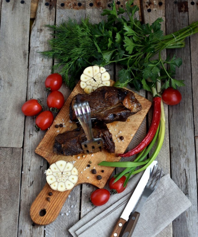 1. Этап. Говядина, томленная в оливковом масле: Готовому мясу дайте полежать на доске или блюде 20 минут, прикройте мясо фольгой.