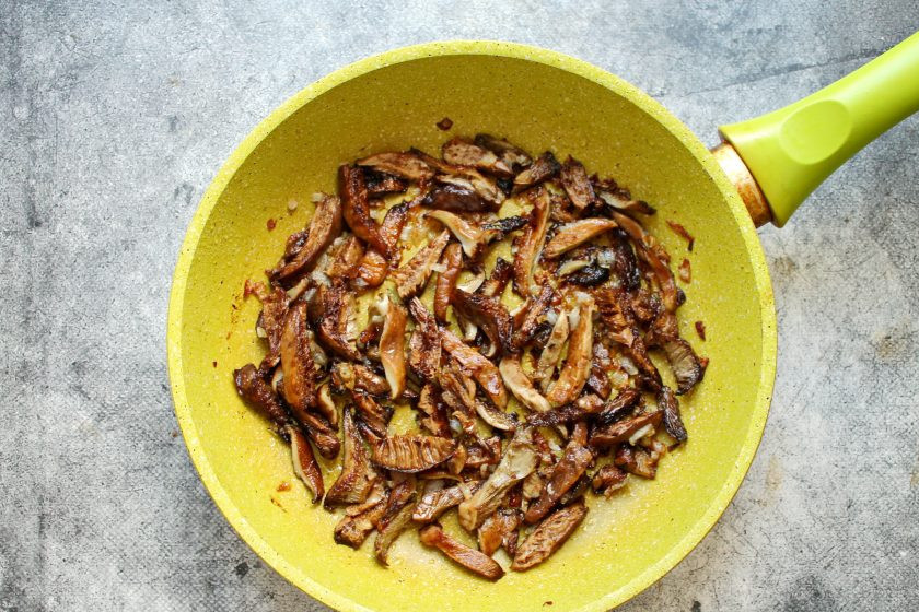 1. Этап. Рыжики жареные с картошкой: Отварные рыжики порежьте на кусочки и добавьте в сковороду с луком. Обжаривайте все в течение 10-15 минут. Грибы должны обжариться, а жидкость испариться.