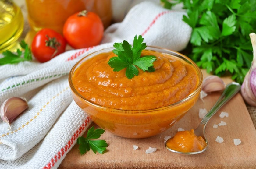 1. Этап. Икра кабачковая обжаренная: 7. Затем даем икре остыть — можно ее подавать к столу. По такому рецепту ее можно и заготовить на зиму. В таком случае в икру следует добавить уксус (как консервант) и закатать в стерилизованные баночки.