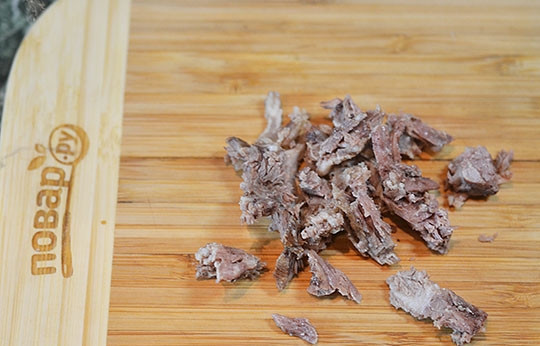 1. Этап. Паштетный салат из авокадо и риса: Говядину мелко нарежьте. В идеале нужно использовать говяжий снек (сушеную говядину).