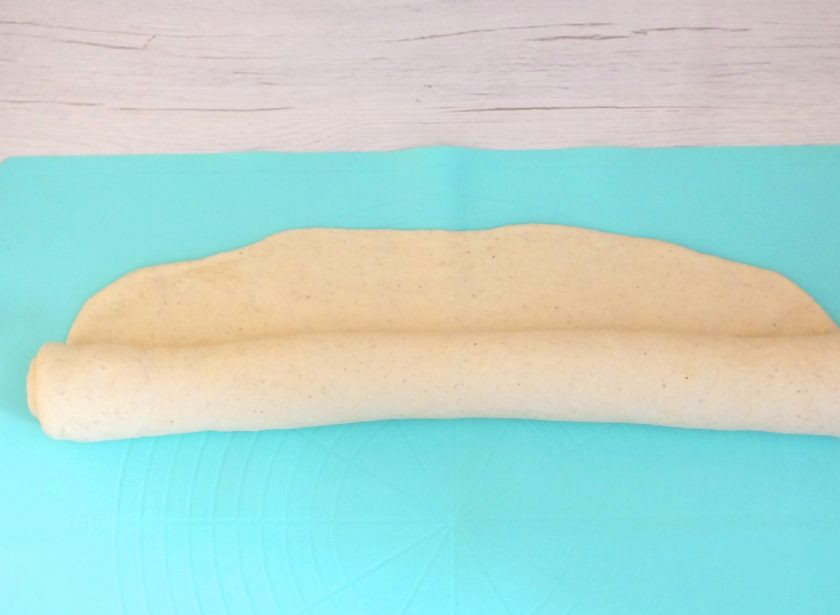 1. Этап. Булочки Даллас: С широкой стороны пласта скрутите рулет.