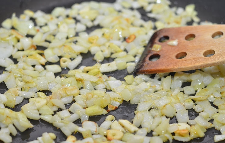 1. Этап. Соус Болоньезе долмио: Пассеруем их на разогретой сковороде с оливковым маслом до золотистого цвета.