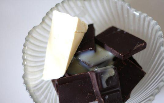 1. Этап. Пирожное чупа-чупс: Шоколад растопить в микроволновой печи. Можно добавить немного сгущенки.