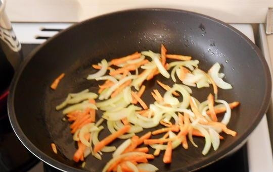 1. Этап. Салат с фасолью и печенью: Вымойте и очистите лук с морковкой. Лучок нарежьте полукольцами, морковь натрите на крупной терке или же нарежьте соломкой. Обжарьте оба овоща в растительном масле на сковороде до золотистого цвета.