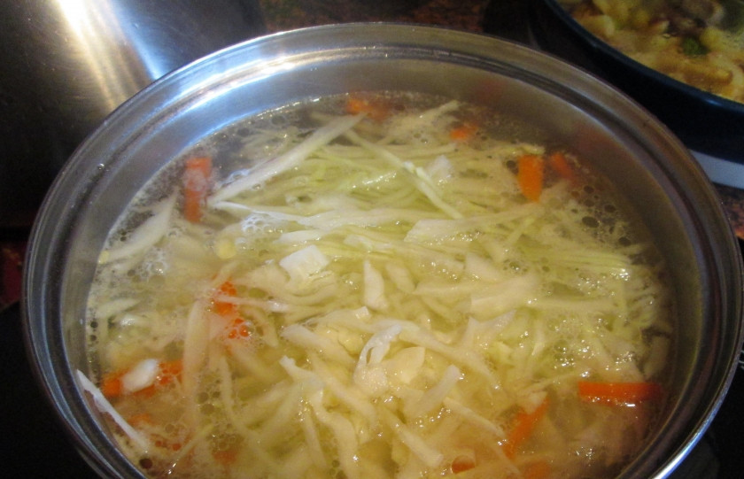 1. Этап. Суп из баранины с капустой: 3. Когда картошка почти уже будет готова, - добавляем мелко порубленную капусту. При необходимости добавим еще соли и приправ. Варим до готовности.