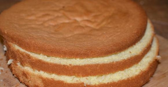 1. Этап. Торт Киевский классический: 17. Хорошо остывший бисквит аккуратно разрежьте на 3-4 части. Коржи можно пропитать сиропом или смазать джемом, например.