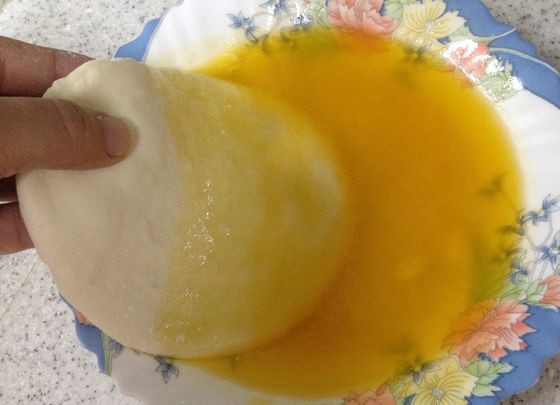 1. Этап. Сербский хлеб: 9. Каждый блинчик обмакните в растопленном сливочном масле.