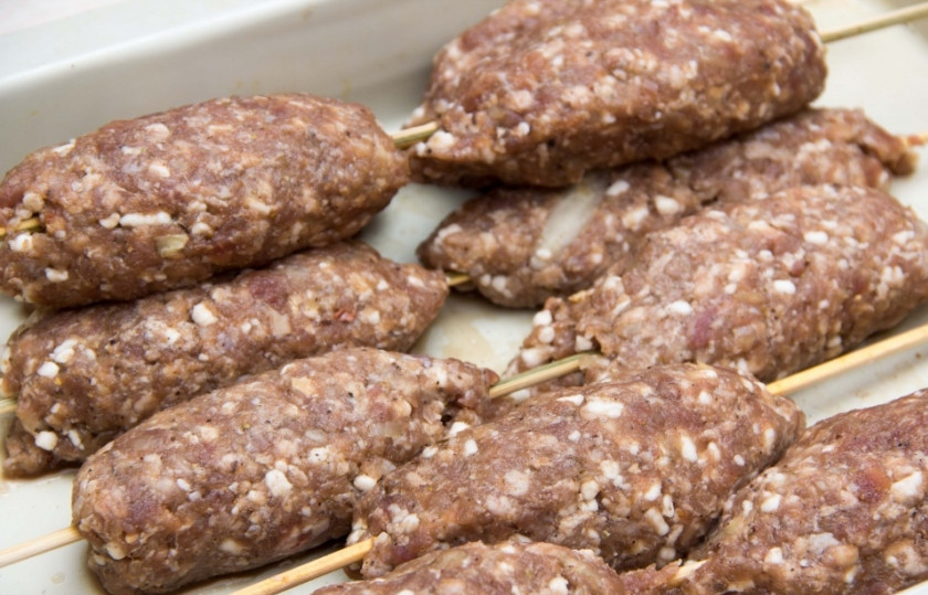 1. Этап. Фарш из баранины в домашних условиях: Облепляем мясом шампуры. Именно облепляем, а не протыкаем! И отправляем на 30 минут в прохладное место, например, в холодильник. И потом жарим или на мангале, или в духовке в режиме гриля.