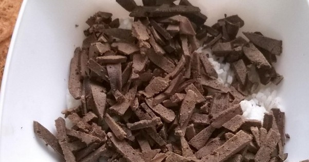 1. Этап. Салат из свиной печени: В салатницу уложите рис и нарезанную соломкой печень.