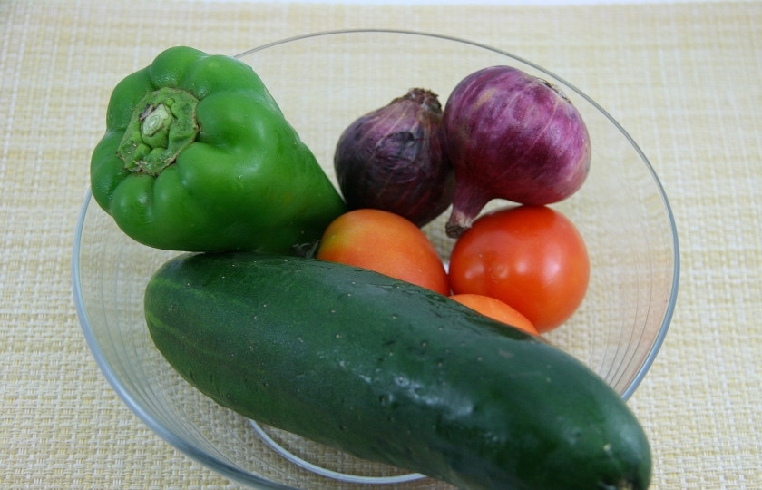 1. Этап. Салат Русская красавица с ветчиной: Лук мелко нарубите. Огурец, помидоры и болгарский перец нарежьте одинаковыми по величине кусочками.