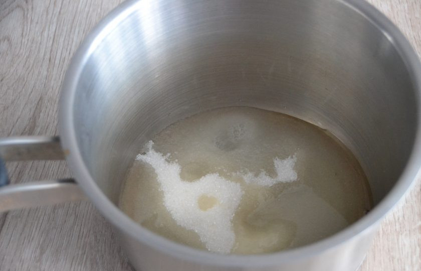 1. Этап. Творожный пирог с ежевикой: Но можно очень быстро приготовить белковый крем. Для этого влейте в сотейник белок 1 яйца, добавьте 70 грамм сахара и чайную ложку сока лимона.