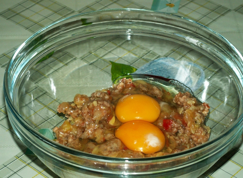 1. Этап. Кабачки с фаршем и помидорами: Даем начинке остыть, перекладываем в миску, добавляем в нее два яйца.