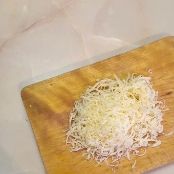 1. Этап. Салат Родные рядом: Сыр натереть на мелкой терке.