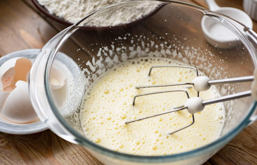 1. Этап. Пончики на ряженке: Миксером взбивайте эти ингредиенты до получения пышной массы.