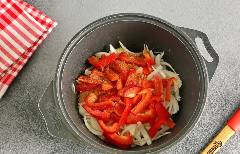 1. Этап. Немецкий гуляш: Затем добавьте нарезанный перьями лук и болгарский перец, нарезанный небольшой соломкой. Добавьте соль и специи по вкусу.