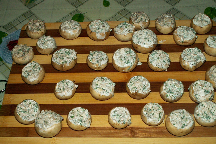 1. Этап. Грибы, запеченные под сыром: Фаршируем шляпки шампиньонов сметанной массой.