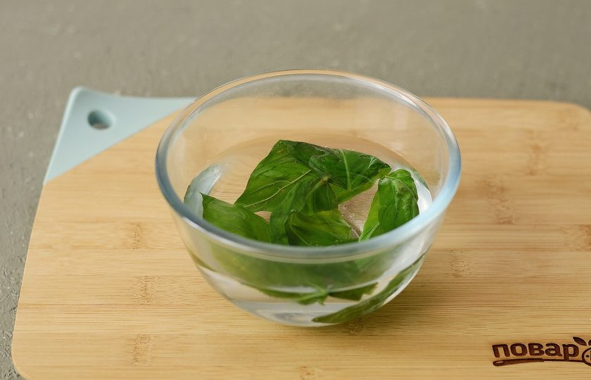 1. Этап. Хумус с базиликом: Бланшируйте листья базилика в горячей воде 20 секунд, затем опустите в холодную воду.