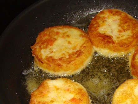 1. Этап. Котлеты из овощей: И обжарьте их на сковороде с двух сторон. Можно сразу подавать на стол.