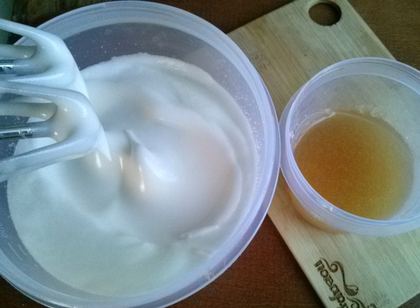 1. Этап. Птичье молоко (торт): Хорошо остывшие белки взбейте с оставшимся сахаром до крепких пиков. Набухший желатин растворите на водяной бане.