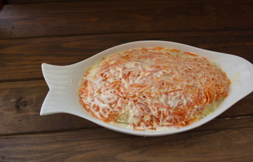 1. Этап. Селедка под шубой классический рецепт: Смазать майонезом. Теперь очистить отварную крупную морковь. Натереть на терке и выложить следующим слоем. Смазать майонезом.