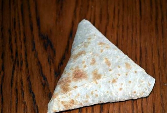 1. Этап. Треугольники из лаваша с сыром: Вот такой аккуратный, закрытый со всех сторон у нас получится треугольник с начинкой.