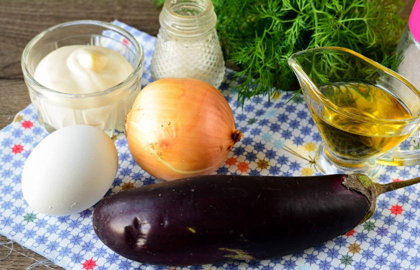 1. Этап. Теплый салат с баклажанами: Подготовьте ингредиенты по списку для приготовления теплого салата с баклажанами.