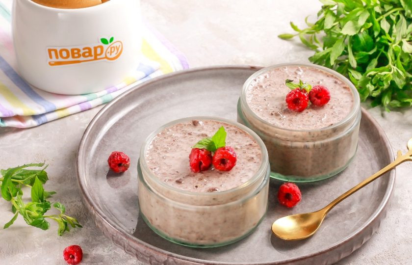 1. Этап. Шоколадный чиа-пудинг с йогуртом: Спустя указанное время извлеките десерт из холодильника и подайте к столу холодным, украсив по своему вкусу.