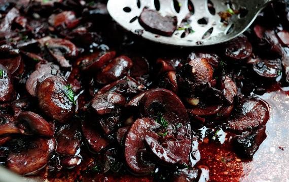 1. Этап. Бифштекс в грибном соусе: Выложить грибы поверх мяса.