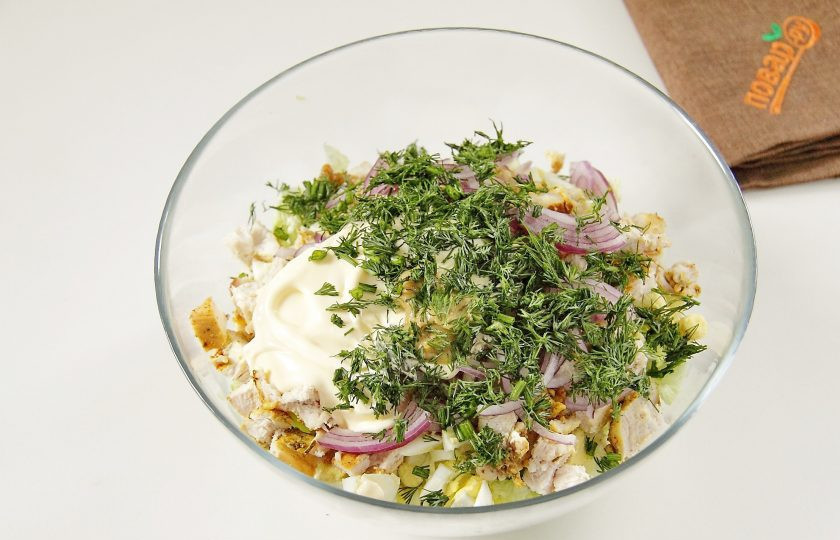 1. Этап. Новогодний салат Пятачок: Добавьте любую свежую зелень, майонез и горчицу. Соль я не добавляла, мне хватило ее от мяса, по необходимости можете немного посолить салат.