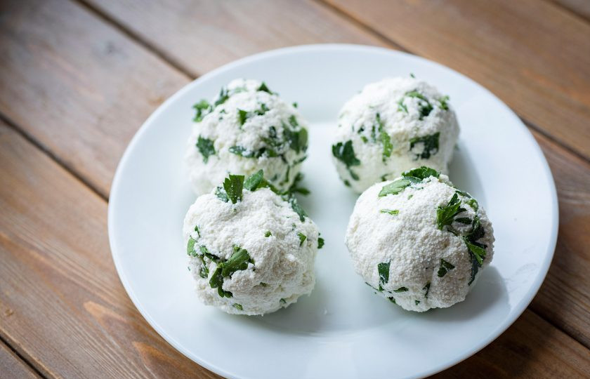 1. Этап. Хычины с творогом: Начинки для хычинов должно быть примерно столько же, сколько и теста, поэтому я поделила начинку на 4 части.