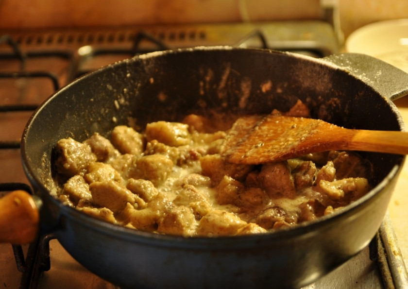 1. Этап. Мясо кусочками на сковороде: До золотистого цвета.