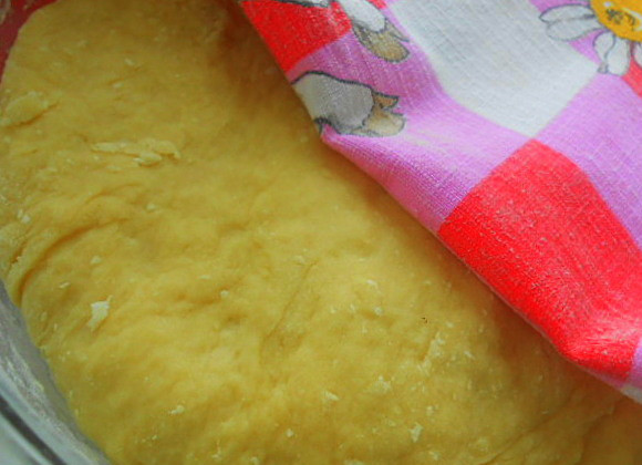 1. Этап. Мамины пироги: В теплом молоке развести дрожжи и дать им ожить.Яйца взбить с сахаром венчиком,добавить слив.масло комнатной температуры,а затем и молоко.Просеять в миску муку и замесить мягкое тесто.