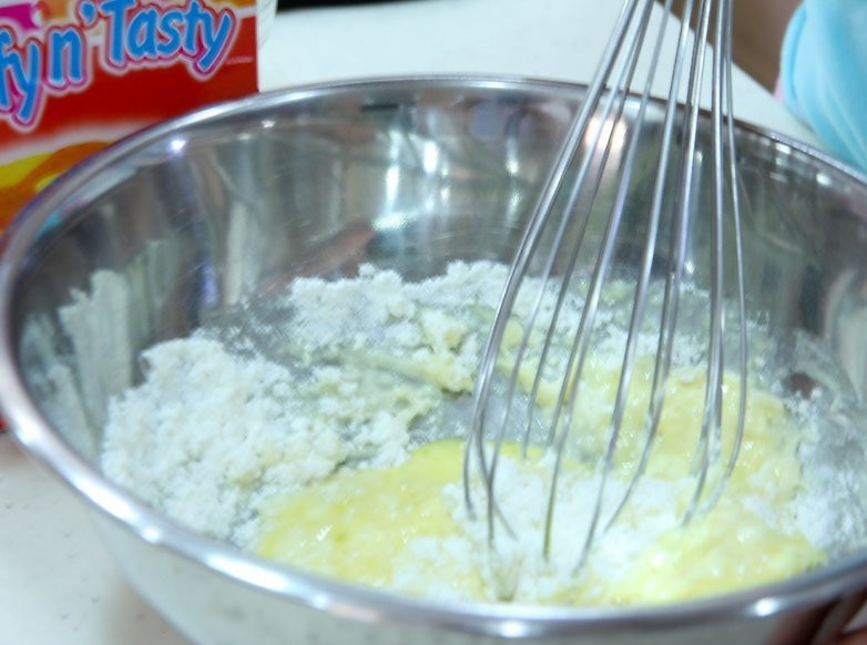 1. Этап. Оладьи из готовой смеси: 1. Разведите с кипяченой водой блинную смесь. По консистенции тесто должно получиться густым (если готовите оладьи) или средней густоты, если готовите блинчики. Замешивайте тесто при помощи обычного венчика.