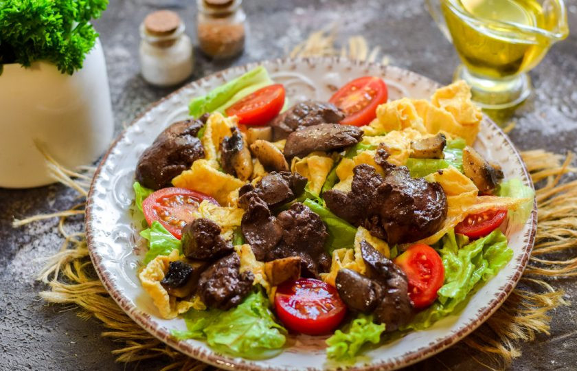 1. Этап. Теплый салат с печенью и омлетом: Поверх салата разложите горячую печень и грибы.