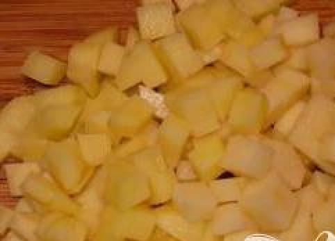 1. Этап. Рыбный суп с оливками: Картофель почистить и нарезать кубиками.