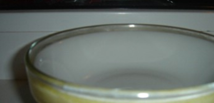 1. Этап. Cыр из творога в домашних условиях: Перекладываем сыр в форму смазанную маслом, сверху кладем пресс и ставим в холодильник на 3 часа.