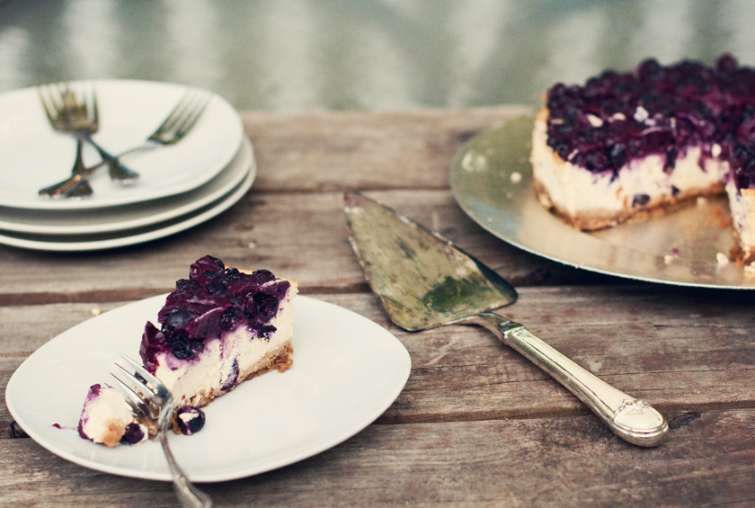 1. Этап. Творожно-черничный торт без выпечки: 6. Отправляем форму в холодильник до полного застывания. В среднем творожно-черничный торт без выпечки застывает около 4 часов. Вот такой красивый у нас получается десерт.