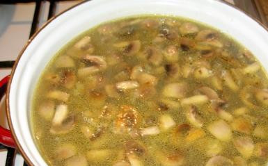 1. Этап. Грибной суп с чечевицей: В кастрюлю кладем лук, морковь и грибы. Доводим до кипения и варим еще 5 минут, снимаем суп с плиты. Даем ему настояться 20 минут.