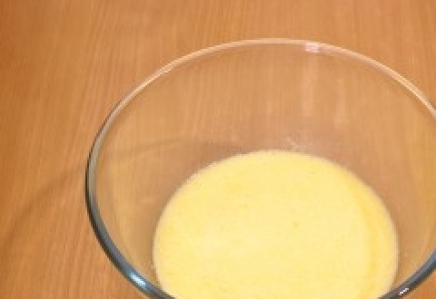 1. Этап. Вкусный пирог с брусникой: 3. Вбиваем туда же яйца, тщательно перемешиваем.