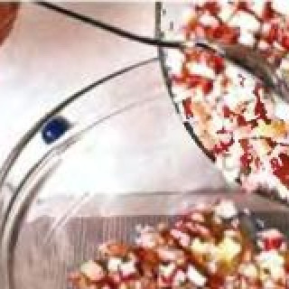 1. Этап. Рулет крабовый: Лук помыть, мелко порезать и обжарить в разогретом на сковороде сливочном масле до мягкости. Крабовые палочки порезать небольшыми кубиками, переложить в миску, засыпать обжаренный лук, зелень и плавленый сыр. Приправить солью и перцем по вкусу. Хорошенько перемешать.